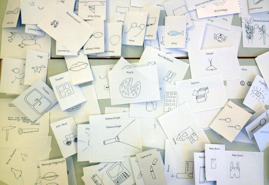 Jede Menge kleine Zettel mit gezeichneten Gegenständen. © Foto: Ania Groß